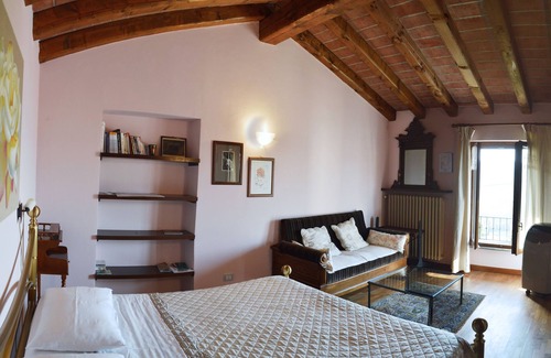 Alba Bed & Breakfast | PANORAMIC VIEW, RELAXING, BIKE, FINE-FOOD, WINE AND MORE. Bed & Breakfast in Alba