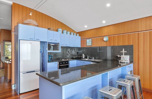 Point Lookout Apartment | Panoramic views from this beautifully furnished unit set high on the hill.