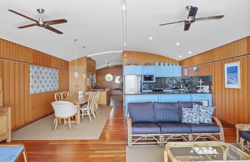 Point Lookout Apartment | Panoramic views from this beautifully furnished unit set high on the hill.