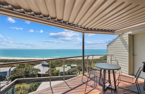 Point Lookout Apartment | Panoramic views from this beautifully furnished unit set high on the hill.