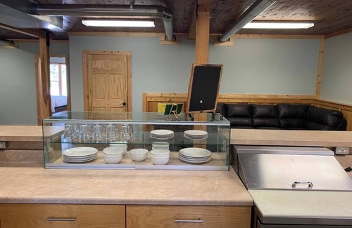 Hartshorn House | Pappy’s Trout Lodge - 0.5 Miles from Montauk