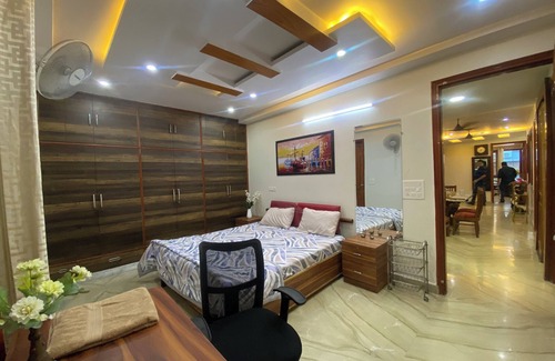 Janakpuri Apartment | Paradise 4BHK Apartment Terrace, AC, WIFI, Metro, Events