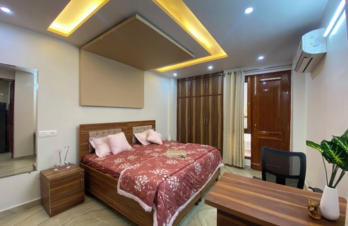 Janakpuri Apartment | Paradise 4BHK Apartment Terrace, AC, WIFI, Metro, Events