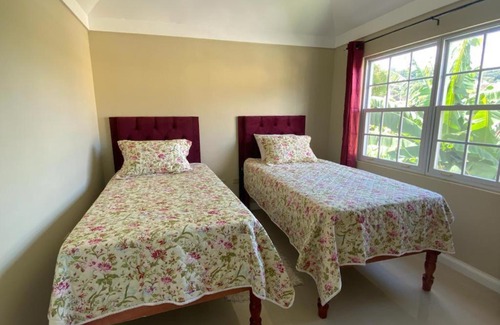 Boscobel House | Paradise Heaven is a cheerful 2 bedroom townhouse