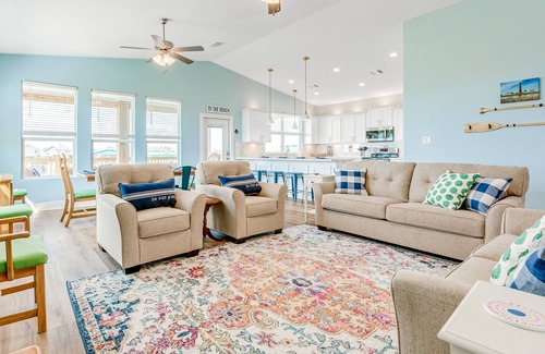 Crystal Beach House | Paradise | Steps to Beach | Large Deck | Dog Haven