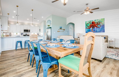 Crystal Beach House | Paradise | Steps to Beach | Large Deck | Dog Haven