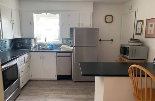 Newport East Cottage | Paradise Valley Cottage 1 mile From Second Beach