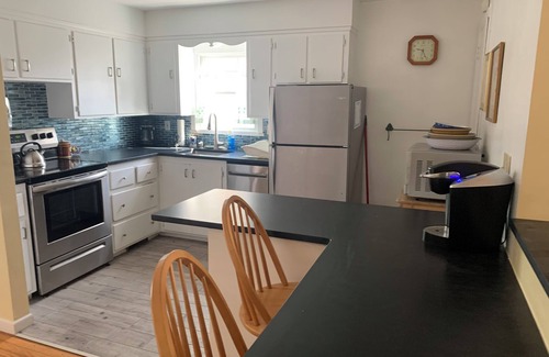 Newport East Cottage | Paradise Valley Cottage 1 mile From Second Beach