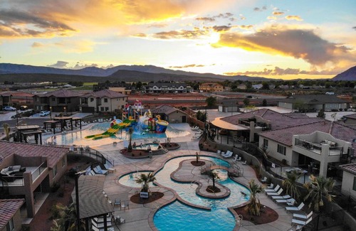 Santa Clara House | Paradise Village 36 Bunk Beds, BBQ Grill, Community Resort Style Pool and Water Park