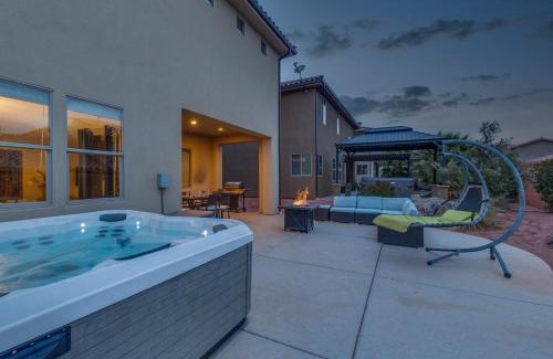 Santa Clara House | Paradise Village 97 Private Hot Tub, 4 Player Air Hockey Table, Ping Pong, Arcade Basketball, Resort Style Pool and Water Park