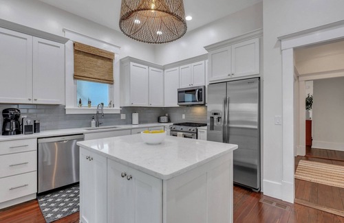 Thomas Square House | Paradisus - Historic Meets Modern – 4BR Victorian Gem