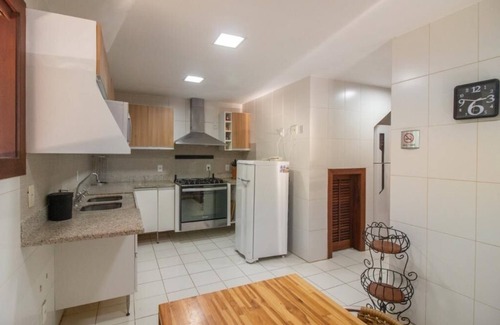 Brava House | PARAÍSO BUZIANO 2- 5 suites, private pool and barbecue, 3 min to BEACH