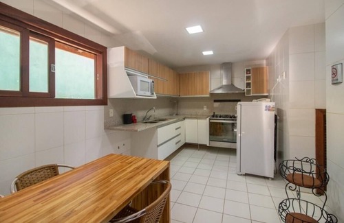 Brava House | PARAÍSO BUZIANO 2- 5 suites, private pool and barbecue, 3 min to BEACH