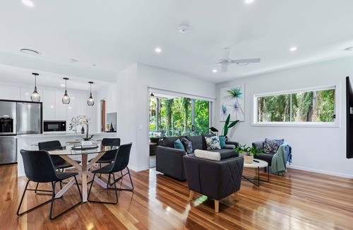 Toowong Apartment | Park Ave Retreat - 3 Carparks, WiFi, BBQ, King Bed
