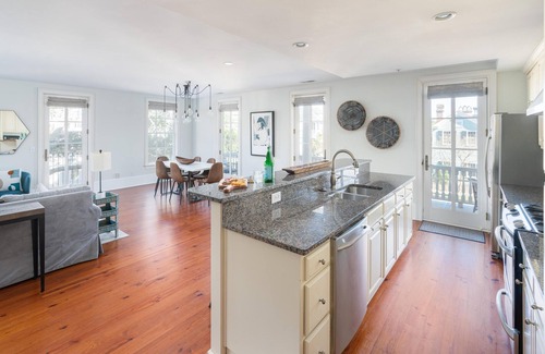 Radcliffeborough Condo | Park-View Light-Filled Condo + Elevator + Parking
