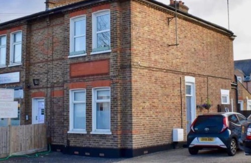 Ashtead Apartment | Parking, 1 min to pubs , restaurant, supermarkets