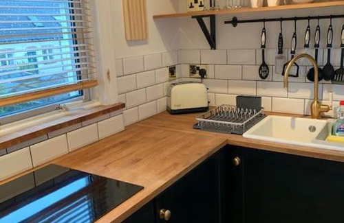 Ashtead Apartment | Parking, 1 min to pubs , restaurant, supermarkets