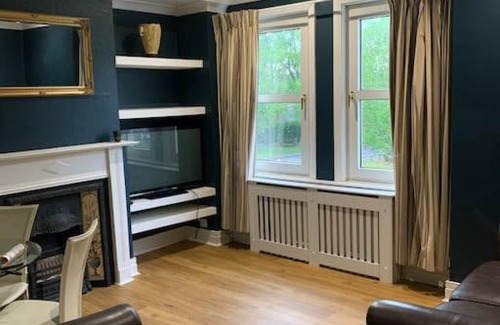 Ashtead Apartment | Parking, 1 min to pubs , restaurant, supermarkets