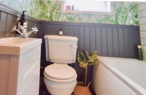 Ashtead Apartment | Parking, 1 min to pubs , restaurant, supermarkets