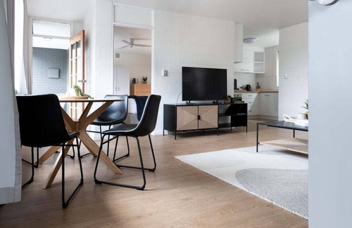 Launceston CBD Apartment | Parkside Apartment CBD with Parking