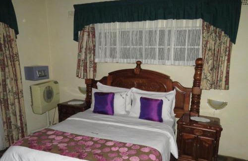 Bulawayo Cabin | Parrot Lodge