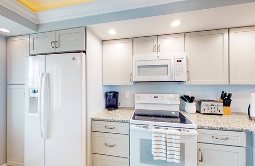 Madeira Beach Condo | Parrot's Cove | Condo in Madeira Beach with a heated pool