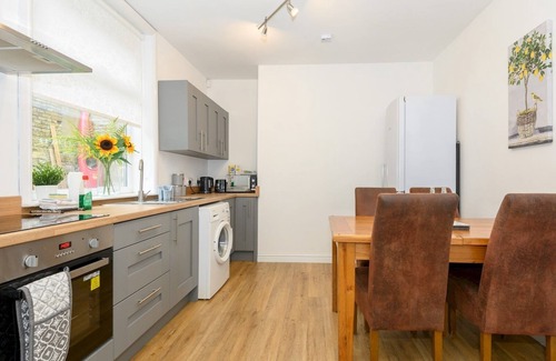 Brighouse House | Pass the Keys | Brighouse Central - Ideal For Workers