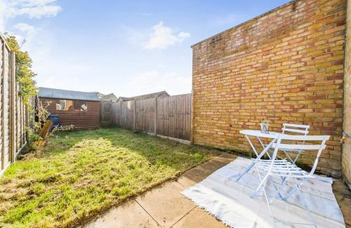 Hersham House | Pass the Keys Charming 1-Bed Study w garden