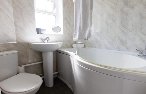 Shrewsbury House | Pass the Keys | Cheerful large 3 bedroom house in quiet cul-de-sac
