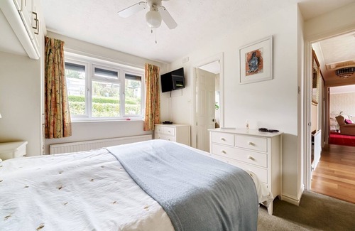 Exeter House | Pass the Keys | Close to Uni homely and suitable for families