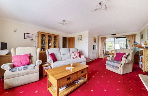 Exeter House | Pass the Keys | Close to Uni homely and suitable for families