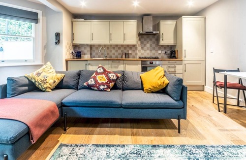 Surbiton Hill Apartment | Pass the Keys | Comfy Apartment With Garden And Free Parking