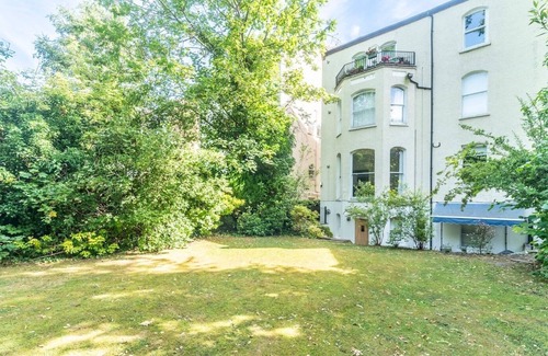 Surbiton Hill Apartment | Pass the Keys | Comfy Apartment With Garden And Free Parking