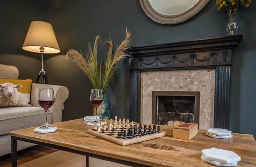 Bury St Edmunds House | Pass the Keys | Gardener's Cottage in Nowton Park, Bury St Edmunds