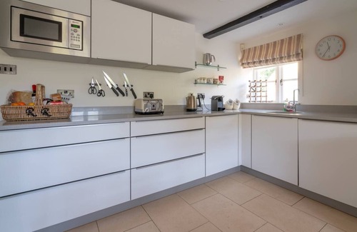 Todenham House | Pass the Keys | Cotswolds Farmhouse | sleeps 10 | stunning garden
