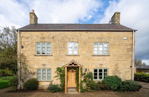 Todenham House | Pass the Keys | Cotswolds Farmhouse | sleeps 10 | stunning garden