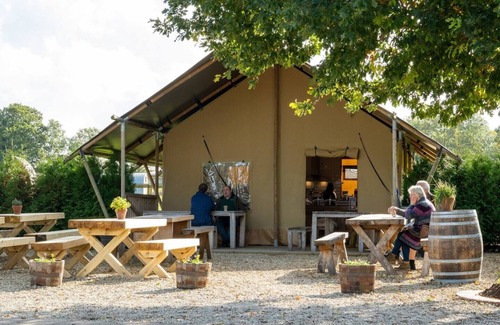 Todenham House | Pass the Keys | Cotswolds Farmhouse | sleeps 10 | stunning garden