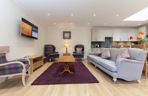 Duddingston House | Pass the Keys | Historic Stone Built 4 bedroom Cottage with private car park