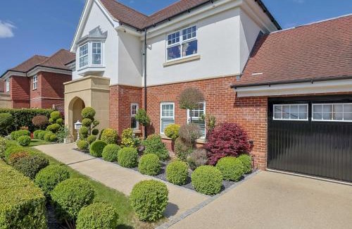 Winkfield House | Pass the Keys Luxury Villa with Hot Tub - Minutes to Lapland UK