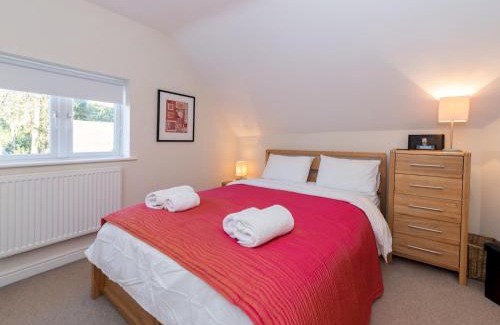 Elcot House | Pass the Keys Modern 3 Bedroom with Garden in Reading