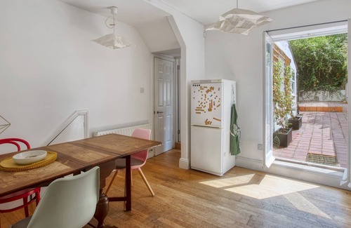 Thurlow Park Apartment | Pass the Keys | SE24, 1BD apart with Kitchen, Parking, Terrace