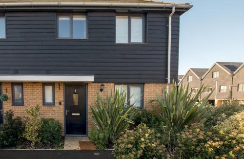 Bracknell House | Pass the Keys Serene Home in Leafy Warfield w Private Garden