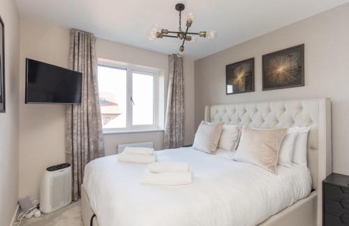 Bracknell House | Pass the Keys Serene Home in Leafy Warfield w Private Garden