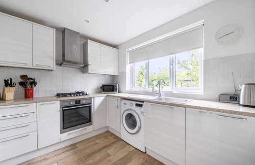 Runnymede House | Pass the Keys | Spacious family home in Surrey