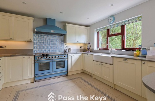 Maidenhead House | Pass the Keys | Spacious, Family Home - With Parking & Garden