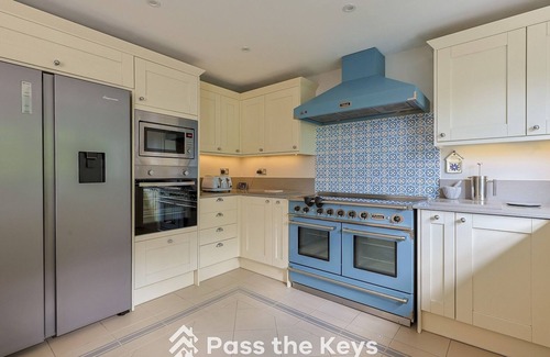 Maidenhead House | Pass the Keys | Spacious, Family Home - With Parking & Garden