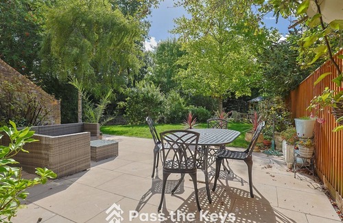 Maidenhead House | Pass the Keys | Spacious, Family Home - With Parking & Garden