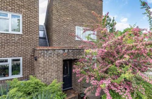 Runnymede House | Pass the Keys Spacious family home in Surrey