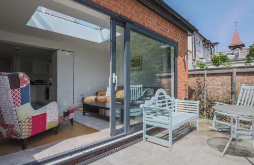 Sunninghill Apartment | Pass the Keys Super Chic Apartment in Beautiful Sunninghill