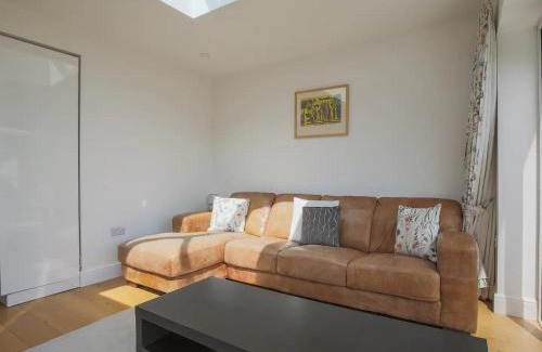 Sunninghill Apartment | Pass the Keys Super Chic Apartment in Beautiful Sunninghill